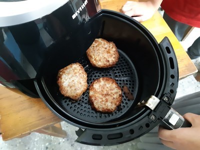 用氣炸鍋烹煮漢堡排