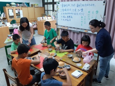 製作漢堡排中