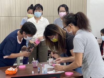 講師指導學員製作擴香石