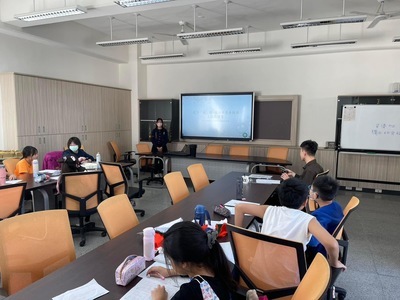 112學年度資優班獨力研究審查會議圖片