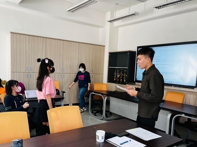 112學年度資優班獨力研究審查會議圖片