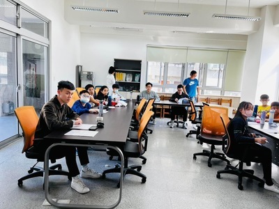 112學年度資優班獨力研究審查會議圖片