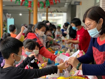 賀 本校志工大隊永芬隊長，榮獲「111年度新北市志願服務獎勵」績優志工獎!!!圖片
